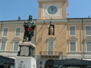 Piazza Garibaldi in sunshine.  Rupert argues with a mobile phone salesman in the background.